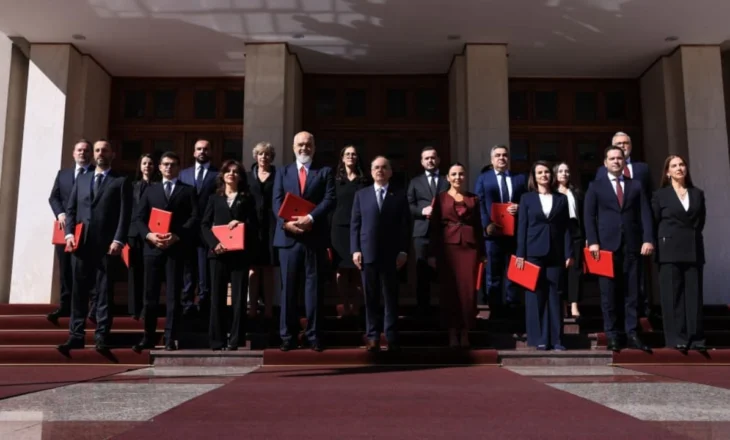 FOTOT/ Pas ecjes në këmbë drejt Kryeministrisë, ministrat nisin zyrtarisht punën