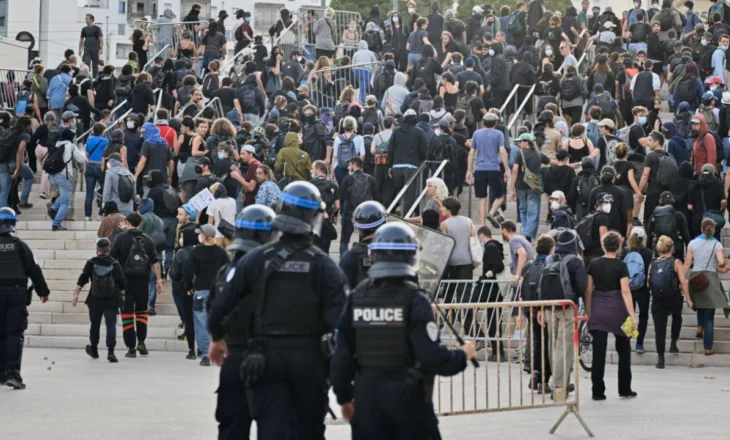Franca në kaos/ “Blloko Gjithçka” paralizon vendin, protestuesit ‘të pamëshirshëm’ ndaj qeverisë. 200 të arrestuar