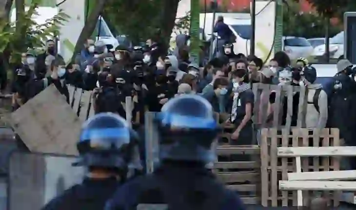 Franca “vlon” nga protestat antiqeveritare, shkon në 300 numri i të arrestuarve