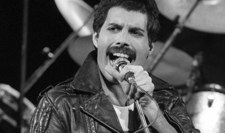 Freddie Mercury, artisti që la gjurmë të pashlyeshme në historinë e muzikës botërore