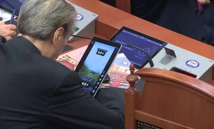 “Fshati ku çdo burrë shkon me të gjitha gratë e fshatit”/ Çfarë po sheh Berisha në mes të seancës plenare?