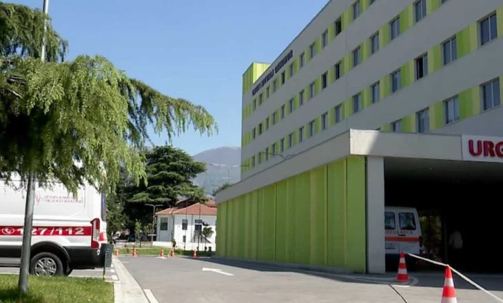 Gazetarja denoncon gjendjen shqetësuese në QSUT: Investimi 17 milionë euro ku pacientët dalin jashtë spitalit për të defekuar