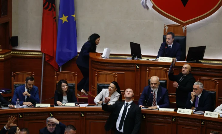 Gjuajtën Ramën me librin e Kushtetutës dhe prishën seancës plenare, shumica socialiste kërkon ndëshkimin e deputetëve të opozitës