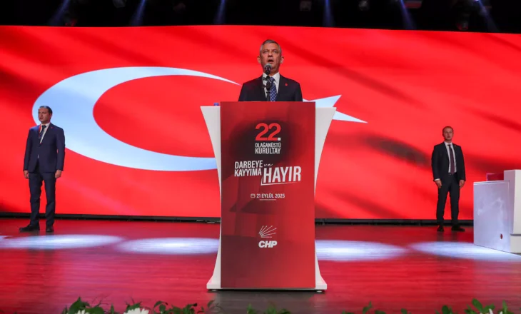 Gjykata pritet të shprehet me vendim, partia kryesore opozitare në Turqi rizgjedh udhëheqësin, Ozgur Ozel