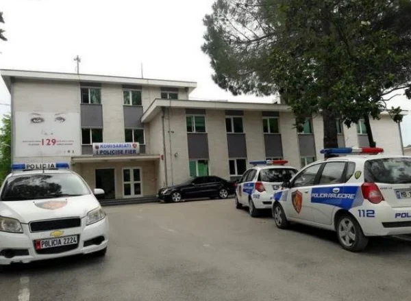Goditi me mjet prerës një 45-vjeçar, shpallet në kërkim 26-vjeçari në Mallakastër