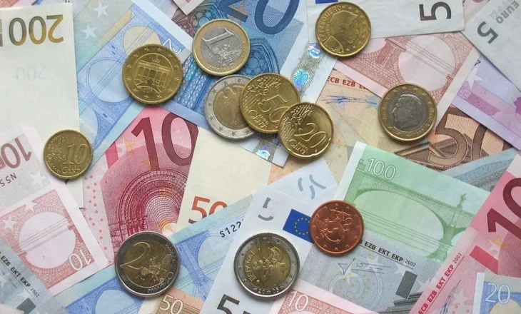 Goditje për kursin valutor/ Euro rrëzohet në nivel rekord, ekspertët paralajmërojnë zhvillime të papritura