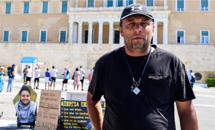 Greva e babait të shqiptarit që mbeti i vrarë në aksidentin e Tempit, Gjykata e Larisës pranon zhvarrosjen e trupit të 22-vjeçarit!