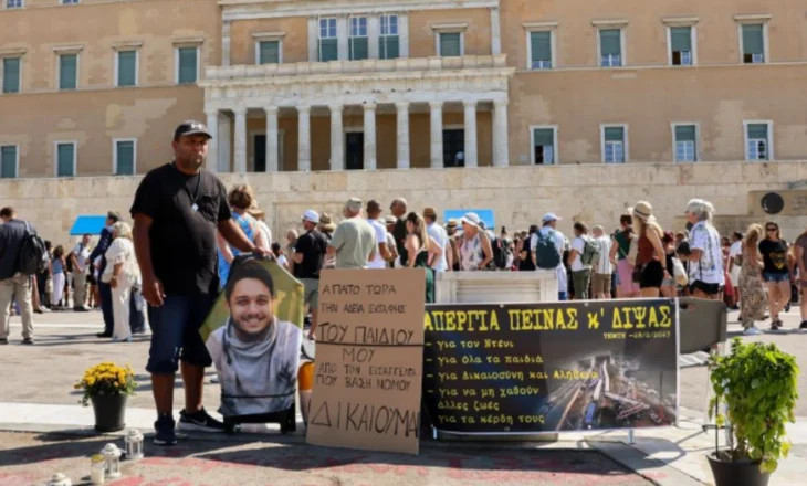 Greva e urisë para parlamentit grek, babai i shqiptarit: Të zbardhet vdekja e djalit tim!