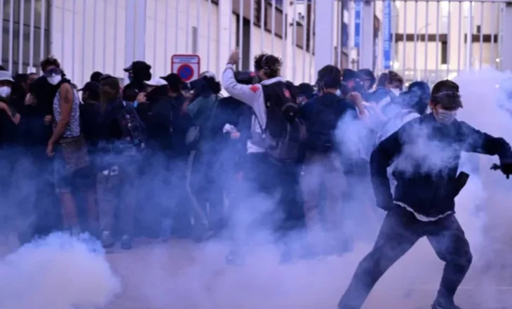 Grevë dhe marshime kundër shkurtimeve buxhetore shkaktojnë trazira në të gjithë Francën, 94 persona të arrestuar