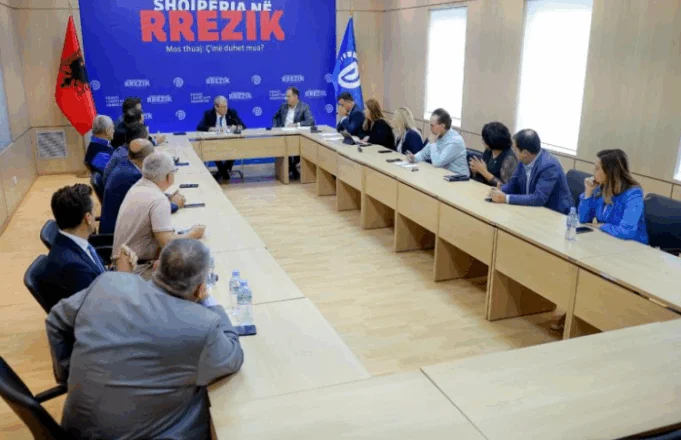 Grevë urie, radikalizim aksioni dhe pakënaqësi për hyrjen në Kuvend, ja çfarë diskutuan deputetët e PD në mbledhjen e grupit