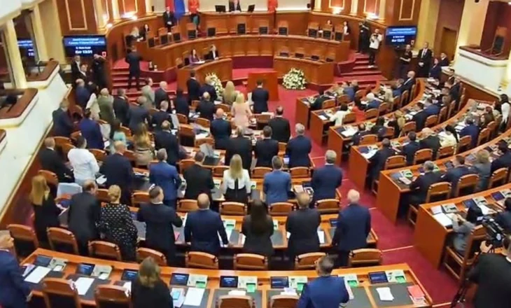 Grupi parlamentar demokrat mban 1 minutë heshtje në nderim të Azem Hajdari, mazhoranca nuk i bashkohet