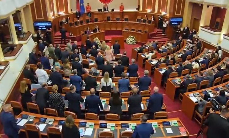 Grupi parlamentar i PD mban 1 minutë heshtje në nderim të Azem Hajdarit/ Socialistët nuk i bashkohen