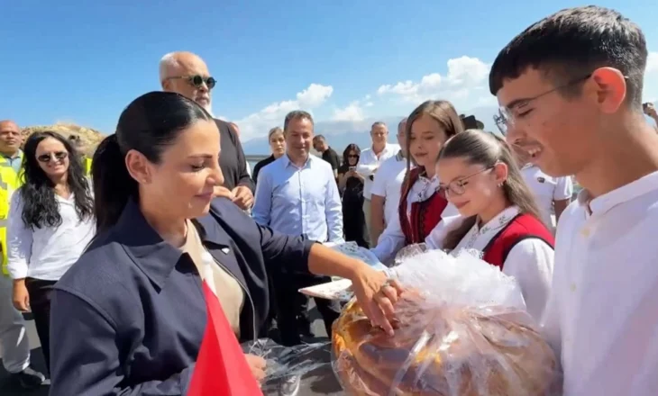 Hapet aksi Qukës-Qafë Plloçë/ Rama dhe Balluku priten me daulle dhe flamuj kuq e zi nga banorët e zonës