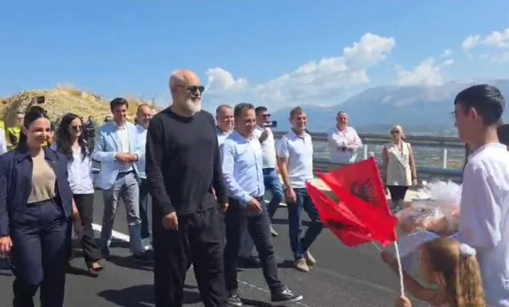 Hapet aksi Qukës-Qafë Plloçë/ Rama pritet me daulle dhe flamuj kuq e zi
