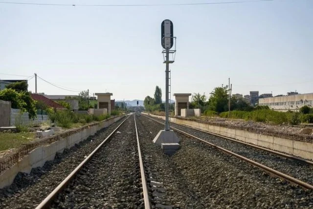 Hekurudha Tiranë-Durrës-Rinas, ja kur nis operimi me tren elektrik