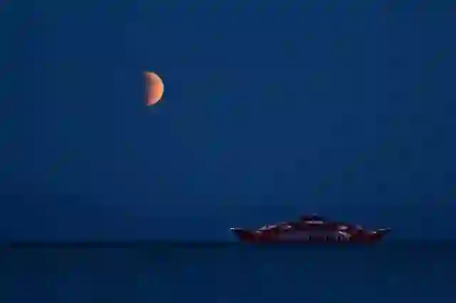 “Hëna e përgjakur” ndriçon qiellin/ Shikoni ‘live’ fenomenin e rrallë në botë