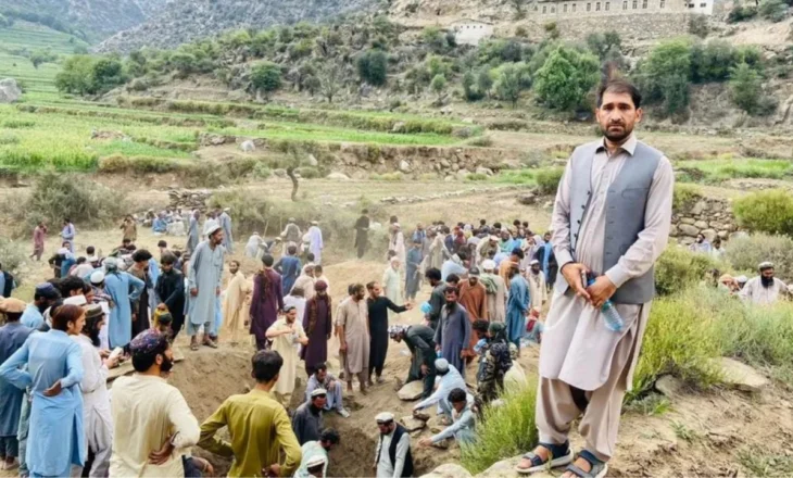 “Heshtja pllakosi fshatin, banorët hapin varret për familjarët”/ Panorama e trishtë pas tërmetit tragjik në Afganistan: Pashë trupat e pajetë të fëmijëve…