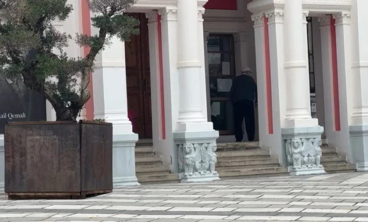Heshtje në Bashkinë e Vlorës një ditë pas dorëheqjes së Dredhës