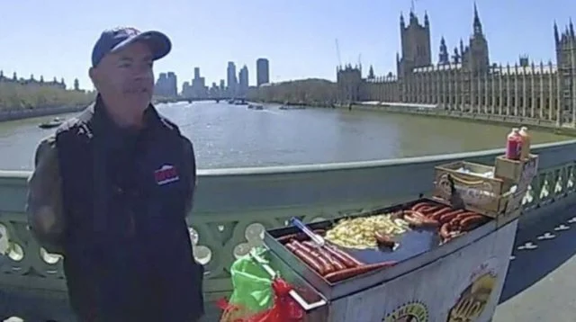 Historia e shqiptarit që shet hot dog në urën Westminster, policët maskohen si “batman” për ta kapur