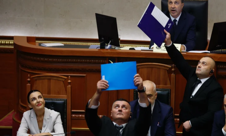 Hodhën librin e Kushtetutës dhe shishe uji ndaj Edi Ramës, përjashtohen 10 ditë nga Kuvendi dy deputetët e PD