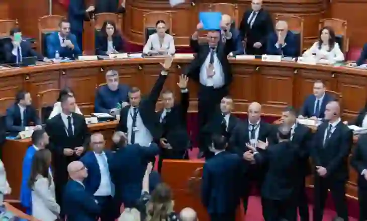 Hodhën rregulloren e Kuvendit drejt Ramës, përjashtohen për 10 ditë dy deputetët e PD-së
