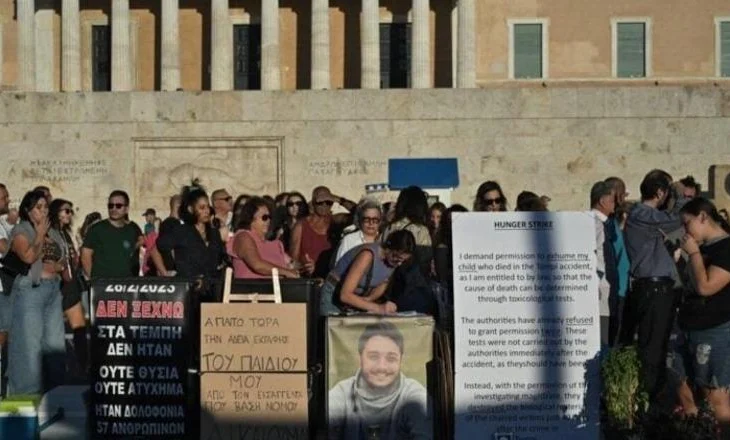 Humbi djalin në aksident, qindra qytetarë i bashkohen grevës së babait shqiptar para Parlamentit grek