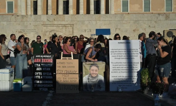 Humbi djalin në tragjedinë hekurudhore të Tempit, qindra qytetarë i bashkohen grevës së babait shqiptar para Parlamentit grek