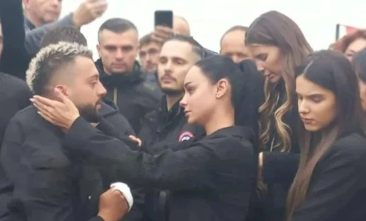 Humbi jetën në aksident/ Egli Tako dhe figura të njohura marrin pjesë në varrimin e vëllait të Gjesti