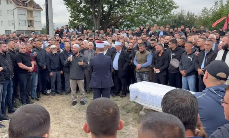 Humbi jetën në një aksident tragjik, Gjesti i jep lamtumirën e fundit vëllait të tij, shihet me lot në sy gjatë ceremonisë mortore