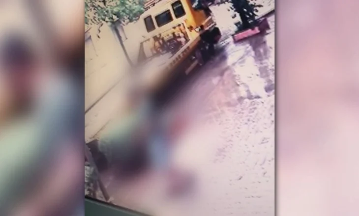 Humbi jetën nga shtylla e dëmtuar, dalin pamjet nga incidenti që i mori jetën 42-vjeçarit në Durrës. Tragjedia ishte paralajmëruar