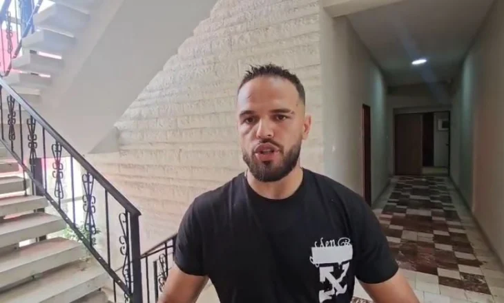Hyri dhe debatoi në mbledhjen e këshillit bashkiak/ Deklarata e vlonjatit: Më kanë prishur shtëpinë dhe… (VIDEO) 