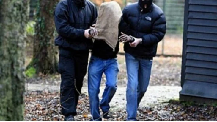 I hoqi lirinë 19-vjeçarit duke e mbajtur për disa minuta në makinë kundër vullnetit të tij, arrestohet 33-vjeçari