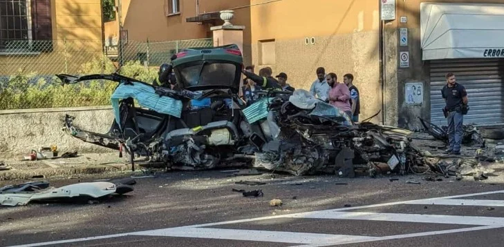 I ndiqte policia/ Vdes 18-vjeçari shqiptar në aksident, plagoset shoku