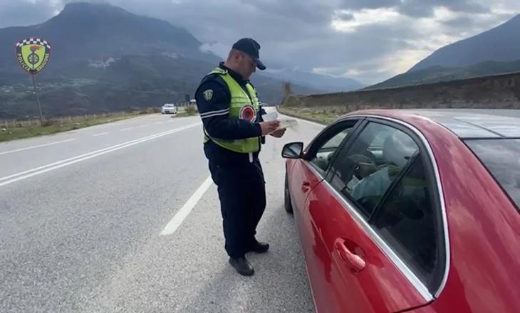 I riu nga Tepelena nuk i bindet policisë për ndalim, më vonë i gjejnë armë në makinë