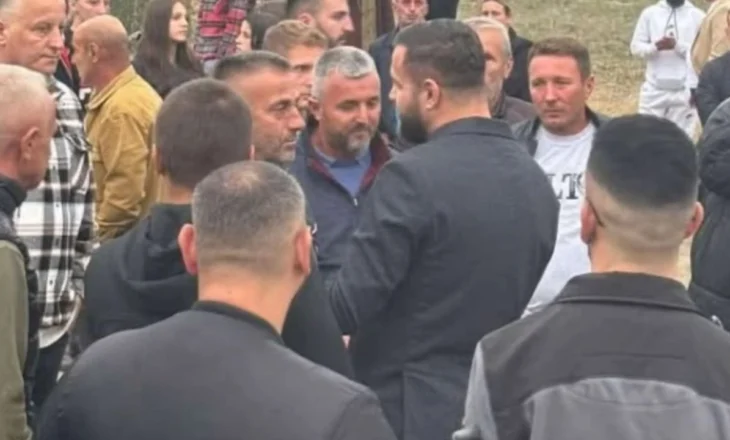 I vëllai humbi jetën tragjikisht në aksident, Luiz Ejlli ngushëllon Gjestin gjatë ceremonisë së varrimit