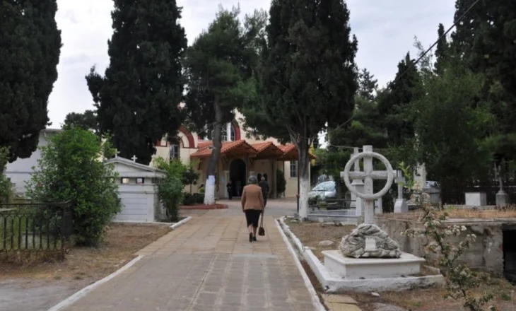 Incident i përgjakshëm në varreza, shqiptari godet me lopatë në kokë të riun grek, i ati i tij sulmon familjen shqiptare