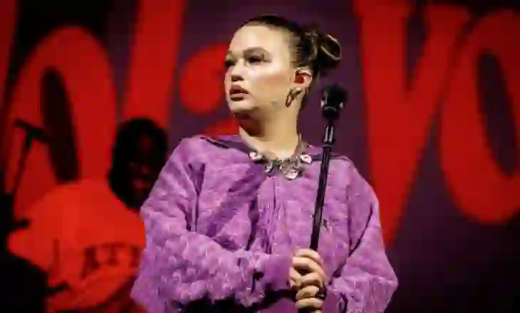 Incident në skenë, këngëtarja e njohur përfundon në tokë gjatë performancës
