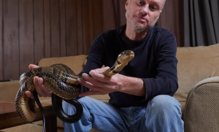 Injektoi veten 856 herë me helm gjarpërinjsh. Historia e çmendur e njeriut ‘antivenom’