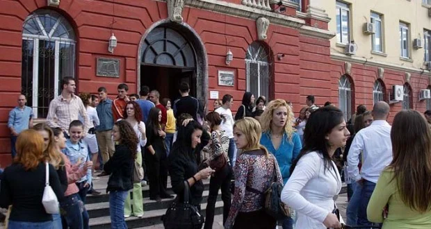 INSTAT: Vajzat shqiptare, më të arsimuara se djemtë! Ekspertët: Lidhet me mënyrën e…