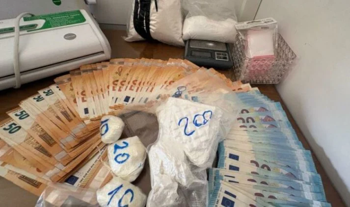 Ishte në arrest shtëpie dhe ktheu apartamentin në laborator droge/ Shqiptari kapet duke trafikuar lënde narkotike nga dera e banesës