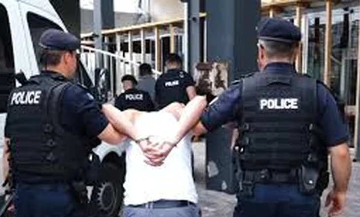 Italia e Shqipëria aksion anti-drogë! 10 në pranga, 2 në kërkim- ‘Koka’ e grupit kapet në Fier