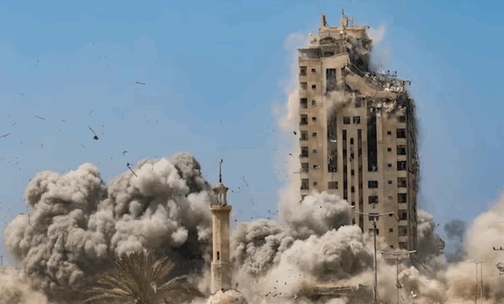 Izraeli shkatërron “Kullën e Mustaqeve”, një nga ndërtesat më të larta në Gaza