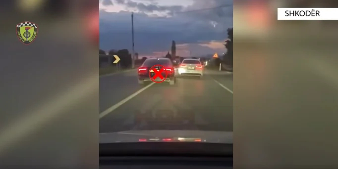 Ja si një makinë shkel në mënyrë skandaloze rregullat e qarkullimit rrugor (video)