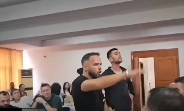 “Jam vlonjat unë, s’ka shanse në botë…”/ Ndërpreu mbledhjen e këshillit bashkiak Vlorë, flet i riu: Po jetoj në skamje