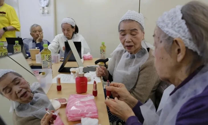 Japonia sheh një numër rekord njerëzish të moshës 100 vjeç e lart, dhe shumica janë gra