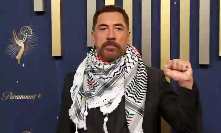 Javier Bardem shfaqet me një shall palestinez në Emmy 2025, ja mesazhi që dërgoi për Gazën