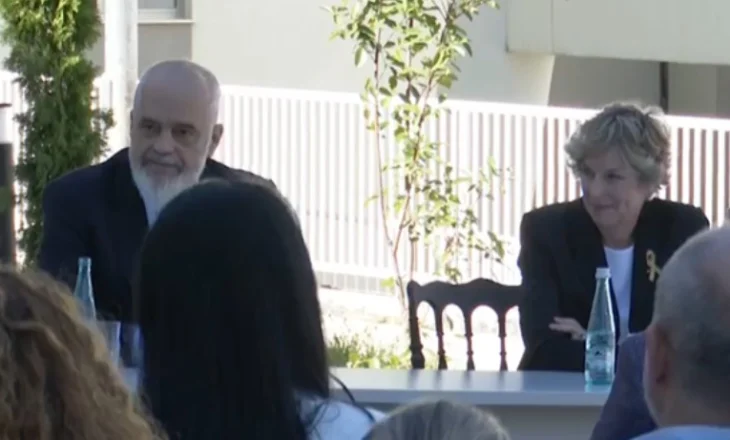 ‘Jeni tekanjozë’, Rama batuta me mjekët e QSUT: Ministrja është shumë e rrezikshme, uroj që mos t’ju hajë