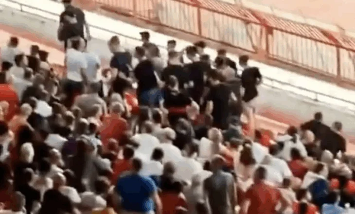 Jo vetëm thirrje kundër Kosovës, tifozët serbë u përleshën frikshëm mes veti për Vuçiç