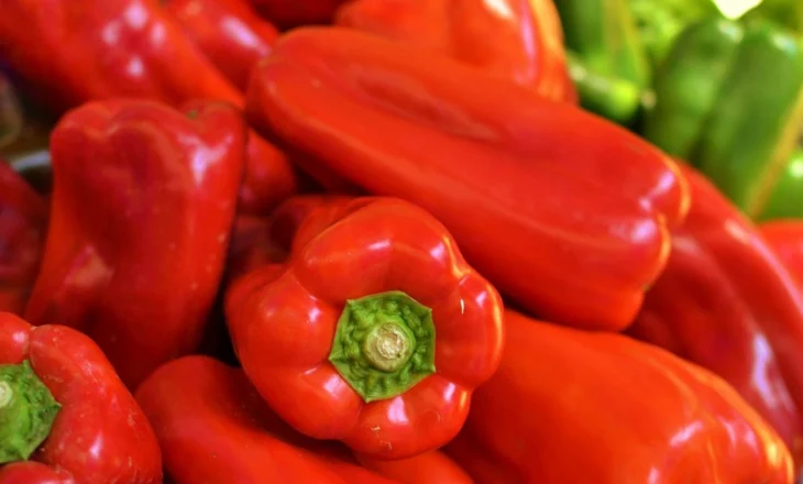 “Kanë shumë pesticide”/ Pas pjeshkëve të Bllokuara nga Bosnja dhe Kroacia, Sllovenia tërheq nga tregu specat e kuq nga Shqipëria