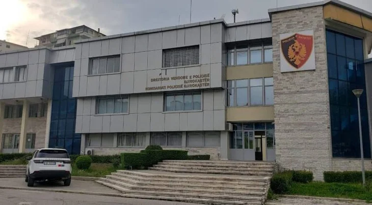 Kanosi dhe goditi me send të fortë një 58-vjeçar, procedohet 34-vjeçari në Tepelenë